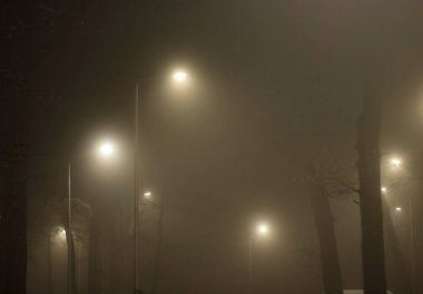 Güzel bir gece sahnesi, sisli bir sokak lambası