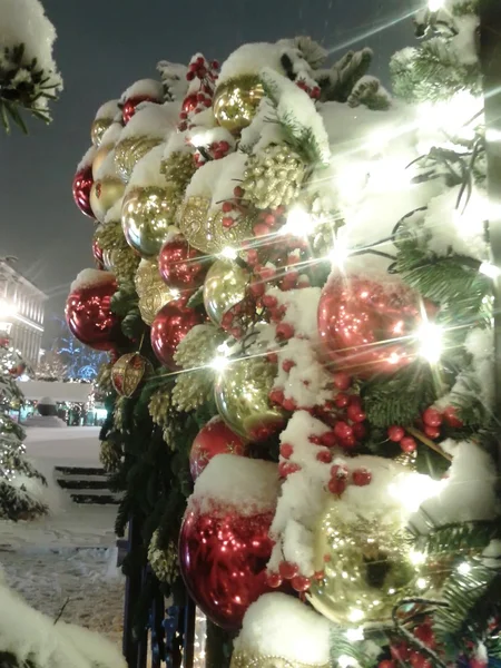 Decorações de Natal na árvore de abeto no parque . — Fotografia de Stock