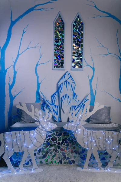 氷の城のインテリア 中世風のステンドグラス2面 壁に青い木 雪で作られた玉座ソファ — ストック写真