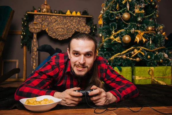 Man Beard Mustache Red Checkered Shirt Playing Joystick Eating Chips — Stock Photo, Image