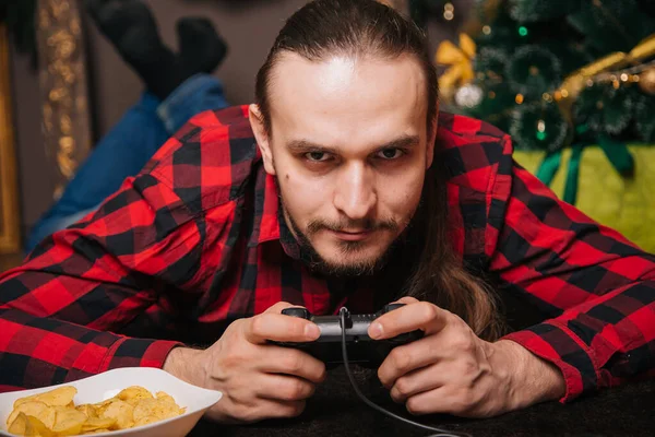 Hombre Con Barba Bigote Una Camisa Roja Cuadros Está Jugando — Foto de Stock