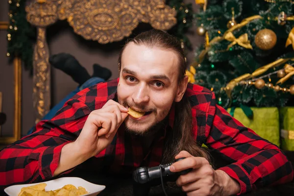 Man Beard Mustache Red Checkered Shirt Playing Joystick Eating Chips — Stock Photo, Image