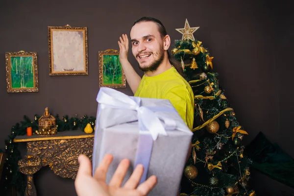 Tipo Con Una Camiseta Verde Brillante Tiene Una Caja Regalo — Foto de Stock