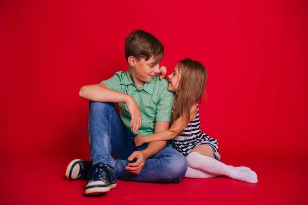 Broder Och Syster Liten Flicka Randig Klänning Med Pojke Grön — Stockfoto