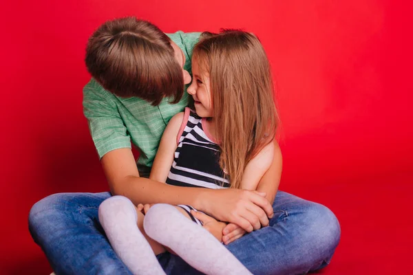 Broder Och Syster Liten Flicka Randig Klänning Med Pojke Grön — Stockfoto