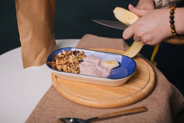 Yulaf ezmesi, fındık ve kuru üzümlü yoğurt. Diyet yemek. Zayıflatıcı müsli