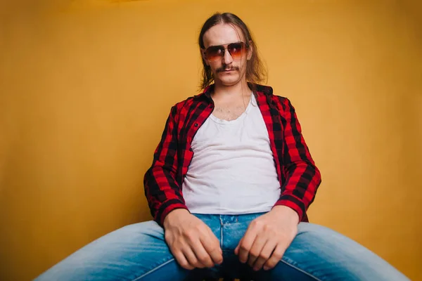 Hombre Con Una Camisa Cuadros Una Camiseta Blanca Con Vaqueros — Foto de Stock