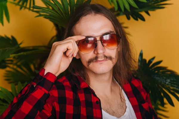 Hombre Atractivo Con Pelo Largo Bigote Una Camisa Discoteca Roja — Foto de Stock