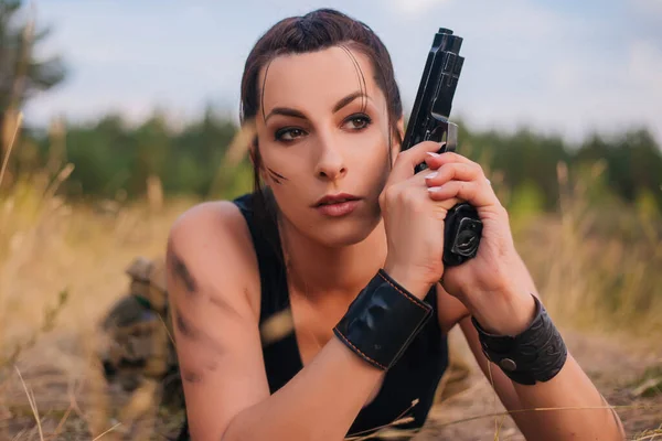 Lány Fegyverrel Természetben Hogy Ellenségre Célozzon Sárga Hátterében Női Hadsereg — Stock Fotó