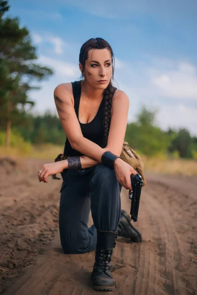 Chica Con Una Pistola Naturaleza Sobre Fondo Hierba Amarilla Ejército —  Fotos de Stock