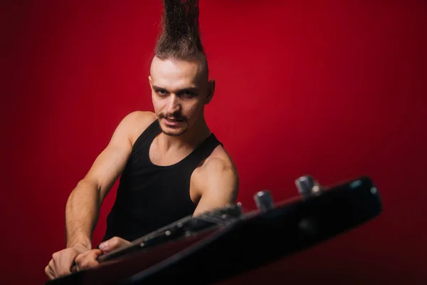 Punk Con Una Guitarra Eléctrica Negra Con Bigote Gran Mohawk — Foto de Stock