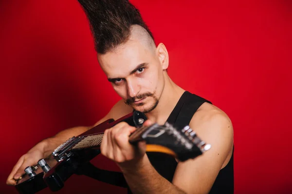 Punk Con Una Guitarra Eléctrica Negra Con Bigote Gran Mohawk — Foto de Stock