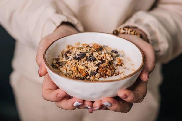 Las Manos Chica Sostienen Plato Profundo Con Desayuno Harina Avena — Foto de Stock