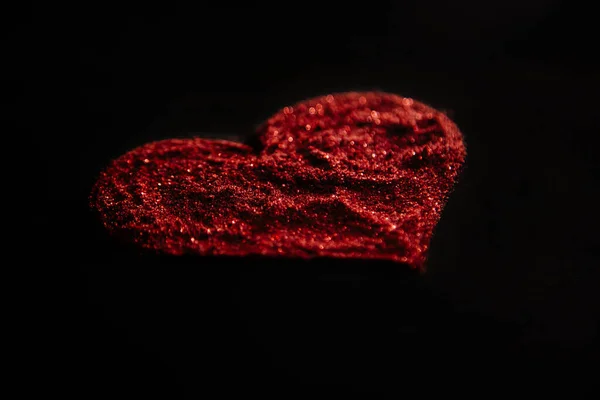 黒い背景にスパンコールで作られた赤いハート 粉砕のグリフ — ストック写真