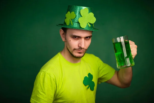 Homem Chapéu Trevo Shirt Verde Bebe Uma Grande Caneca Cerveja — Fotografia de Stock