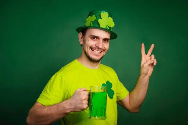 모자를 티셔츠를 남자가 음료를 마신다 잔으로 패트리어트의 축하하는 — 스톡 사진