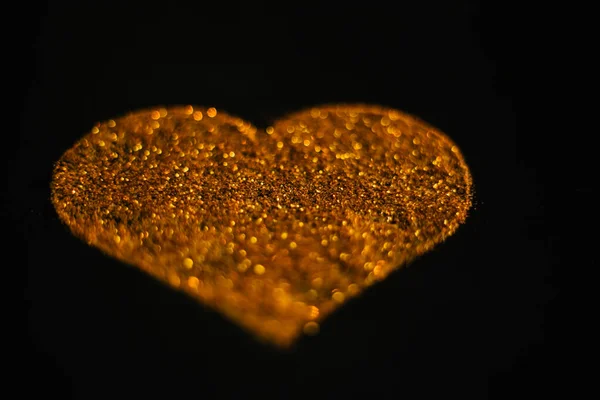Cuore Fatto Sabbia Dorata Paillettes Paillettes Sfondo Nero Texture Oro — Foto Stock
