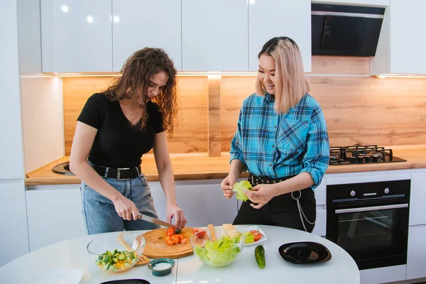 Dos Amigas Están Preparando Una Ensalada Dietética Fondo Una Cocina — Foto de Stock