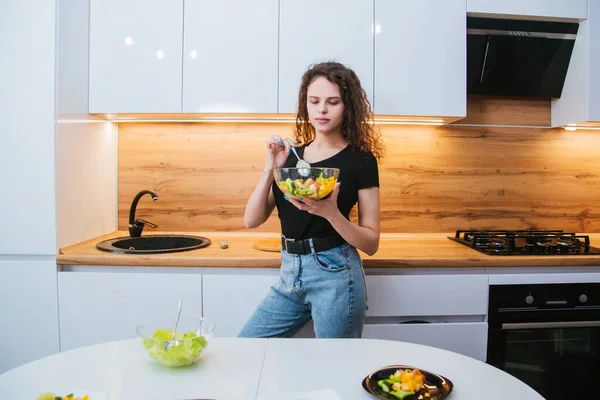 Una Hermosa Chica Con Plato Ensalada Dietética Está Cocina Mujer — Foto de Stock