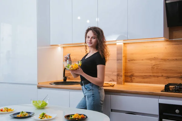 Una Hermosa Chica Con Plato Ensalada Dietética Está Cocina Mujer — Foto de Stock