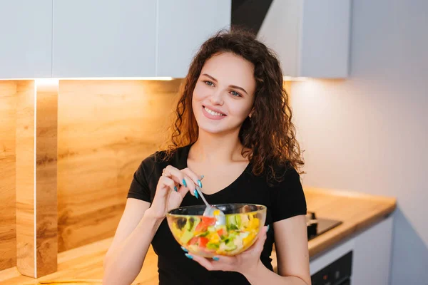 Una Hermosa Chica Con Plato Ensalada Dietética Está Cocina Mujer — Foto de Stock