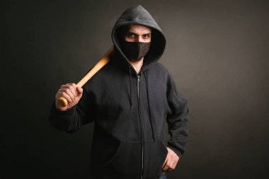 Siyah kazaklı ve tıbbi maskeli bir haydut. Beyzbol sopasıyla dövüşmeye hazır tehlikeli bir adam. Adam protestoya gidiyor.