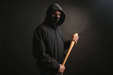 Siyah kazaklı ve tıbbi maskeli bir haydut. Beyzbol sopasıyla dövüşmeye hazır tehlikeli bir adam. Adam protestoya gidiyor.