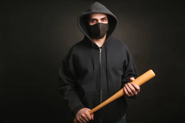 Banditen Svart Tröja Och Medicinsk Mask Farlig Man Med Ett — Stockfoto