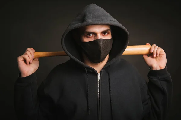 Bandit Schwarzem Sweatshirt Und Medizinischer Maske Gefährlicher Mann Mit Kampfbereitem — Stockfoto