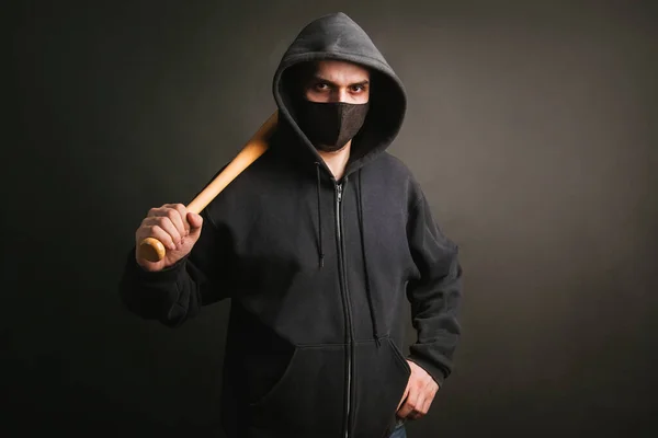 Bandit Schwarzem Sweatshirt Und Medizinischer Maske Gefährlicher Mann Mit Kampfbereitem — Stockfoto