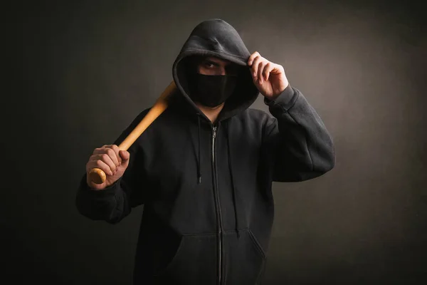 Bandit Schwarzem Sweatshirt Und Medizinischer Maske Gefährlicher Mann Mit Kampfbereitem — Stockfoto