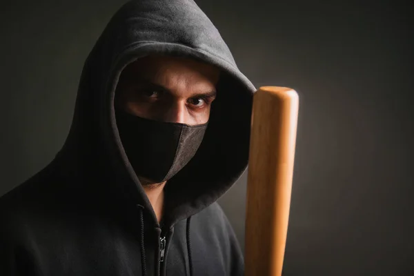 Bandido Com Uma Camisola Preta Uma Máscara Médica Homem Perigoso — Fotografia de Stock