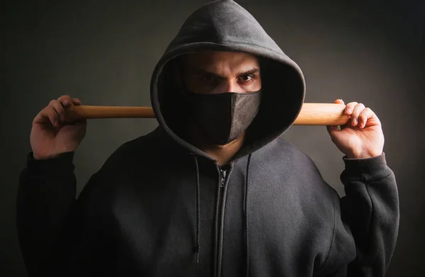 Bandit Schwarzem Sweatshirt Und Medizinischer Maske Gefährlicher Mann Mit Kampfbereitem — Stockfoto