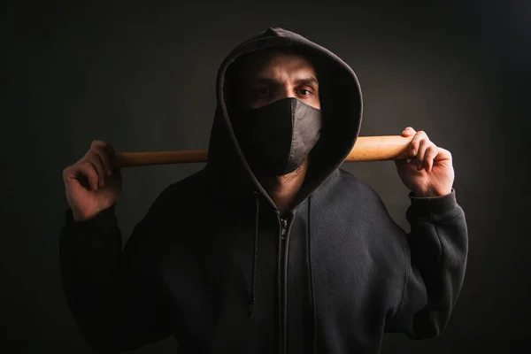 Bandit Schwarzem Sweatshirt Und Medizinischer Maske Gefährlicher Mann Mit Kampfbereitem — Stockfoto