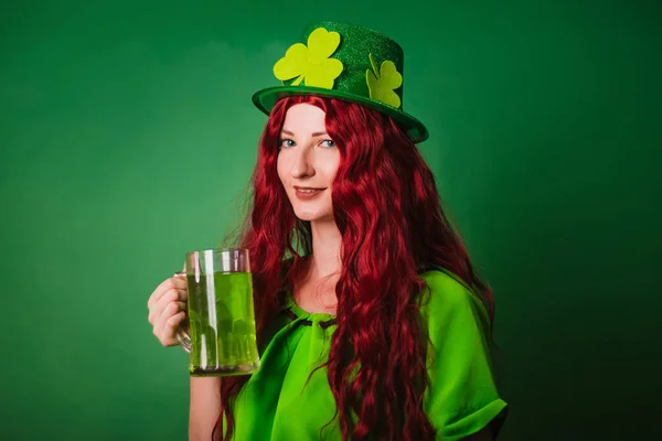 Red Haired Long Haired Girl Green Background Hat Shamrocks Holds — Stock Photo, Image