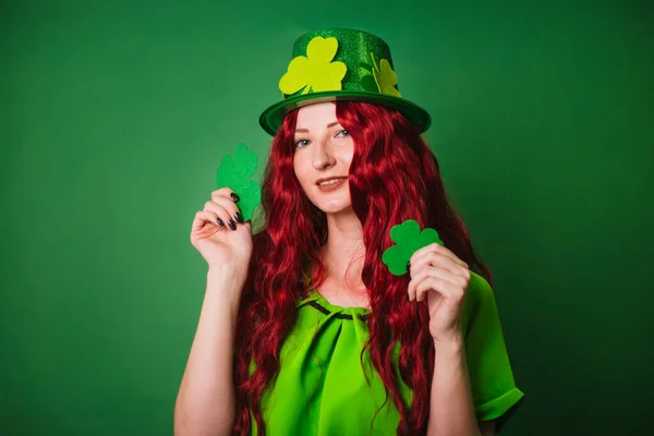 Red Haired Long Haired Girl Green Background Holds Three Leaved — Stock Photo, Image