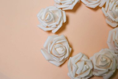 Sarı güllü yaratıcı bir düzen. Açık bej arka planda. Fotokopi aletiyle çiçek aranjmanı. Sınır düzenleme arkaplanı.