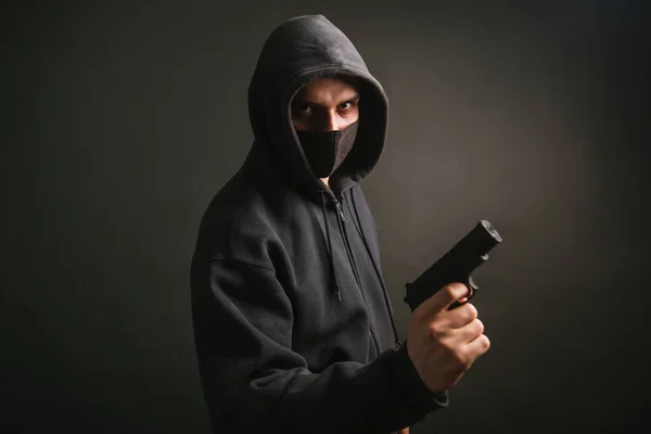 Gangster Huva Mask Håller Ett Vapen Händerna Mörk Bakgrund Banditen — Stockfoto