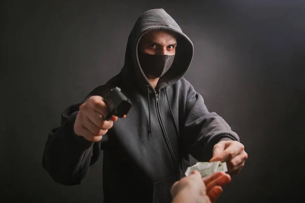 Ein Gangster Mit Kapuze Und Maske Hält Vor Dunklem Hintergrund — Stockfoto