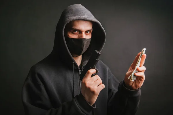 Gangster Huva Och Mask Håller Ett Vapen Händerna Mörk Bakgrund — Stockfoto