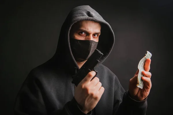 Gangster Capuz Uma Máscara Segura Uma Arma Suas Mãos Fundo — Fotografia de Stock