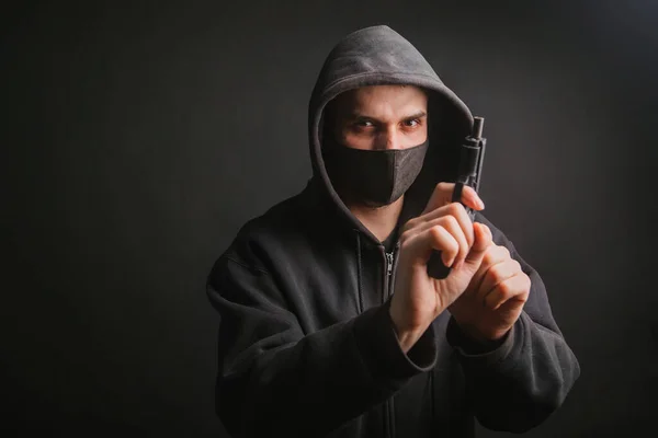 Gangster Huva Mask Håller Ett Vapen Händerna Mörk Bakgrund Banditen — Stockfoto