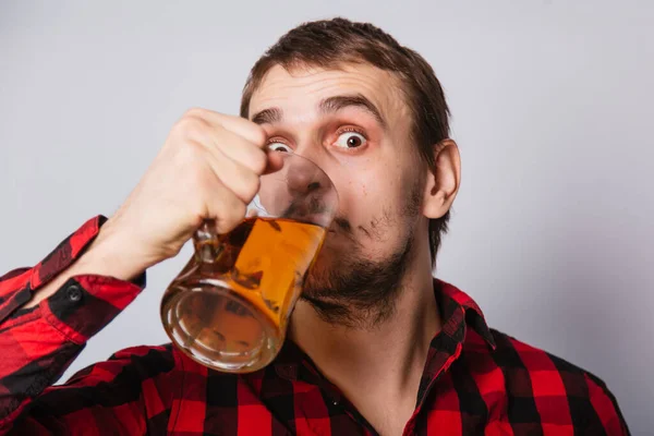 Junger Mann Karierten Roten Hemd Mit Einem Großen Becher Bier — Stockfoto
