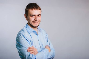 Mavi gömlekli bir adam beyaz bir ofis çalışanına biniyor. Sevimli bir gülümsemesi olan bir adam