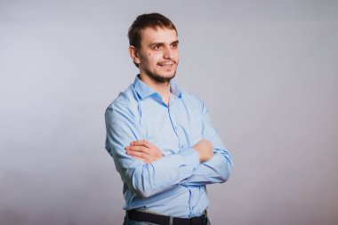 Mavi gömlekli bir adam beyaz bir ofis çalışanına biniyor. Sevimli bir gülümsemesi olan bir adam