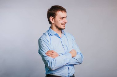 Mavi gömlekli bir adam beyaz bir ofis çalışanına biniyor. Sevimli bir gülümsemesi olan bir adam