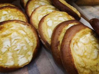 Bir tabak tavuk ve peynirli quesadilla