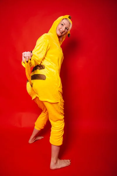 Rolig Tjej Gul Overall Röd Bakgrund Glada Kvinna Pyjamasparty — Stockfoto