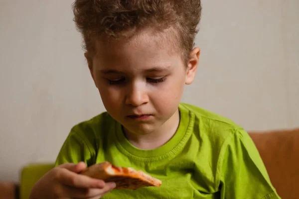 Rapaz Com Cabelo Encaracolado Uma Shirt Verde Come Pizza Criança — Fotografia de Stock