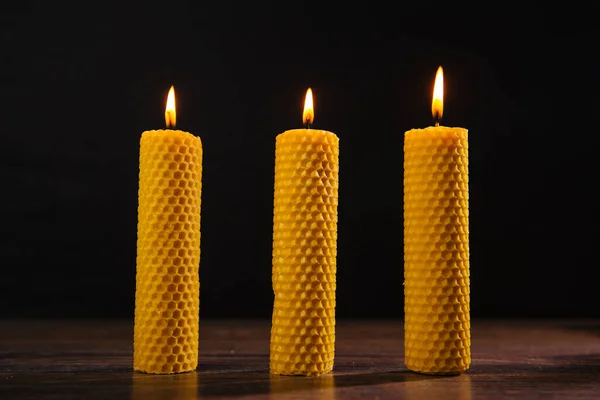 Столі Лежать Три Жовті Свічки Бджолиної Віспи Екологічний Продукт Темному — стокове фото